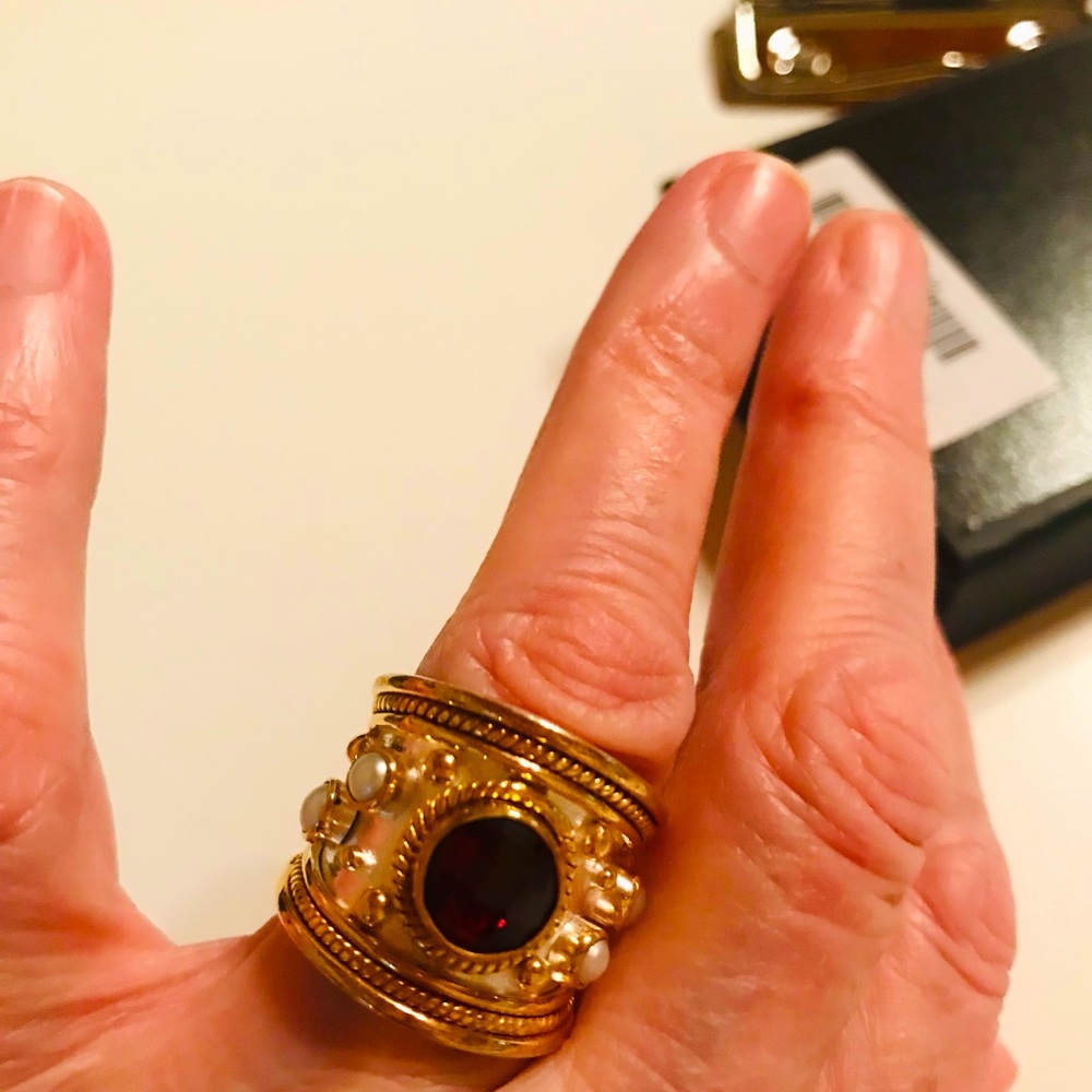 THIS REGAL EYE CATCHING GARNET AND PEARL RING - Picture 2 of 9